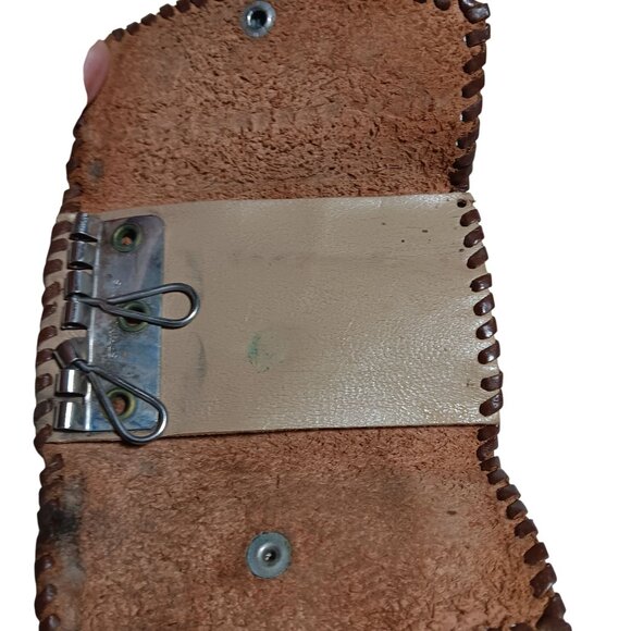 Vtg Brown Leather 1950s Keychain Key Tainer Case Folder Wallet Hippy tooled - Picture 4 of 6